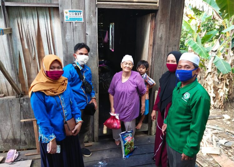 DP MUI & DPD BKPRMI Lamandau menyalurkan bantuan sembako & Masker untuk para Mualaf, ustadz dan Ustadzah