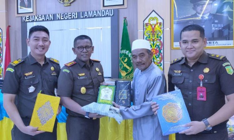 MUI Lamandau Terima Bantuan Perlengkapan Salat dan Al-Qur:an untuk Mu’alaf Duafa’