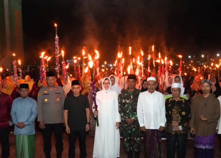 Sambut Tahun Baru Islam 1 Muharram 1446 Hijriah, Pj Bupati Lamandau Lepas Pawai Obor